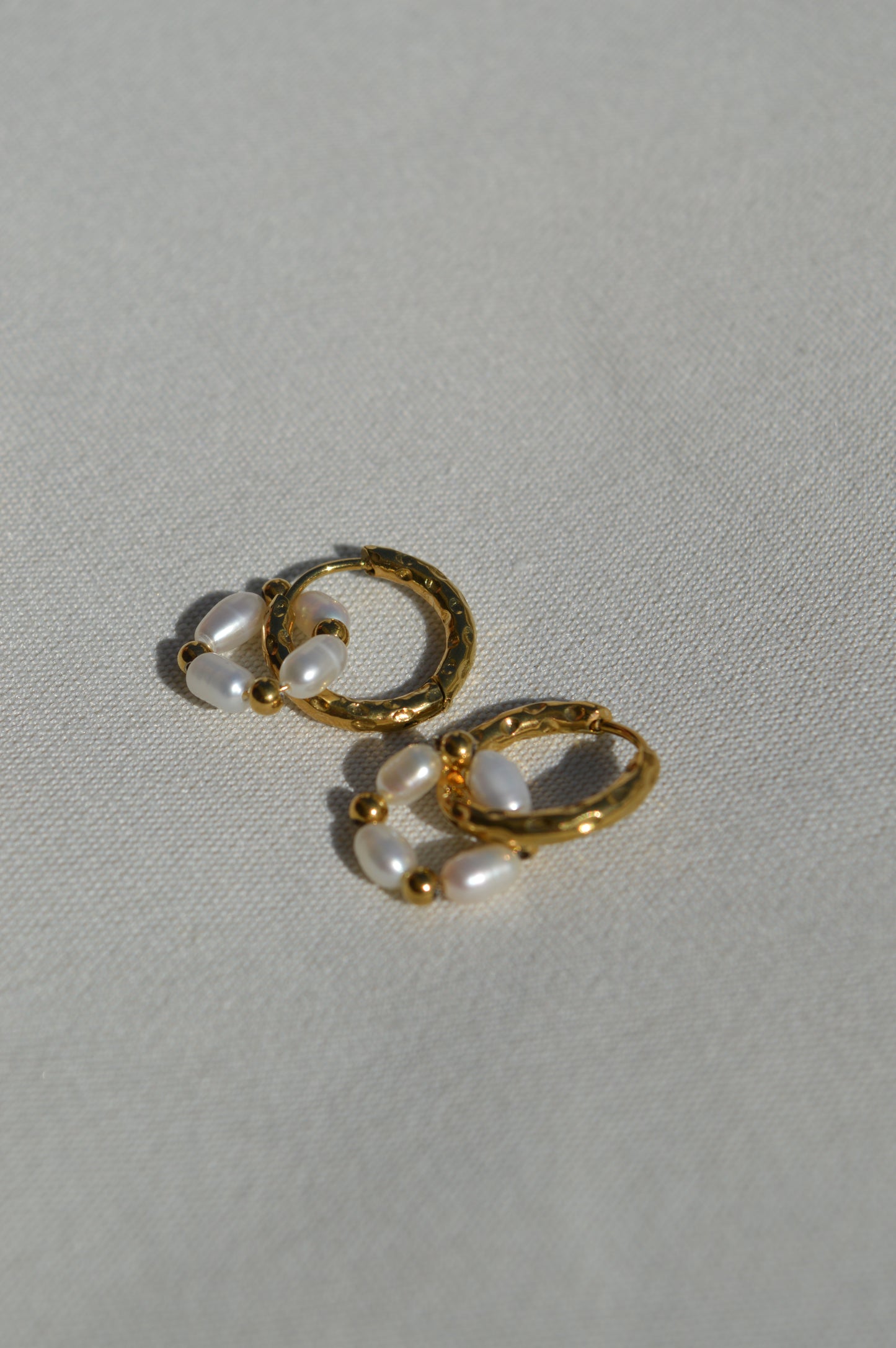 Ebba 2-in-1 Hoops Ohrringe mit Süßwasserperle